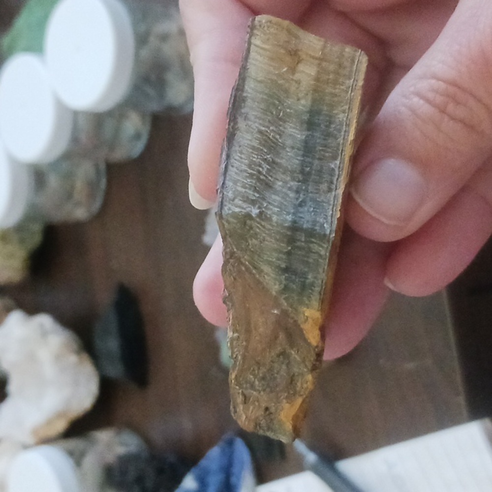 Rough tiger eye A2